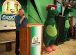 Pronunciamento do prefeito municipal Lauro Mainardi e ao fundo os mascotes da feira, Candino e Candina