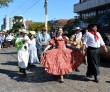 Desfile dos grupos folcloricos pela cidade: delegao Argentina