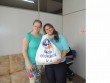 Gabriela Butzge distribuiu as sacolas com alimentos