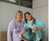 Gabriela Butzge distribuiu as sacolas com alimentos