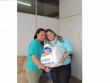 Gabriela Butzge distribuiu as sacolas com alimentos