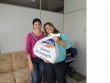 Gabriela Butzge distribuiu as sacolas com alimentos