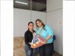 Gabriela Butzge distribuiu as sacolas com alimentos