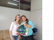Gabriela Butzge distribuiu as sacolas com alimentos