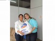 Gabriela Butzge distribuiu as sacolas com alimentos