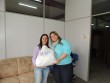 Gabriela Butzge distribuiu as sacolas com alimentos