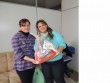 Gabriela Butzge distribuiu as sacolas com alimentos