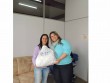 Gabriela Butzge distribuiu as sacolas com alimentos
