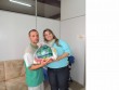 Gabriela Butzge distribuiu as sacolas com alimentos