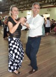 Prefeito dan�ou no baile da 3� idade - Foto Cai�ara
