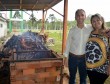 Prefeito Paulo e Gabriela conferindo o porco no rolete