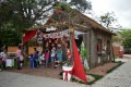 A casa do Papai Noel, onde as crian�as recebem balas e carinho