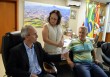 Secret�ria da Fazenda S�nia recebe o cheque do prefeito
