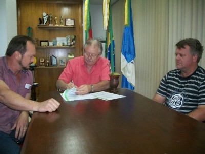 Prefeito Lauro Mainardi assina contrato com Trevisan para a pavimenta��o do acesso � Gazin