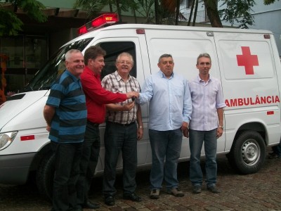 Candel�ria recebe ambul�ncia 