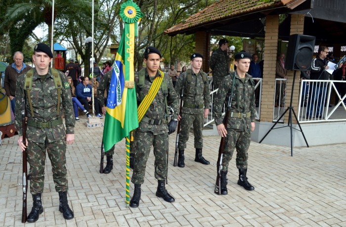 Jovens fazem juramento a Bandeira
