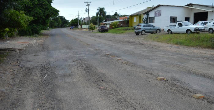 Prefeitura Municipal realiza tapa buracos na estrada da Prainha