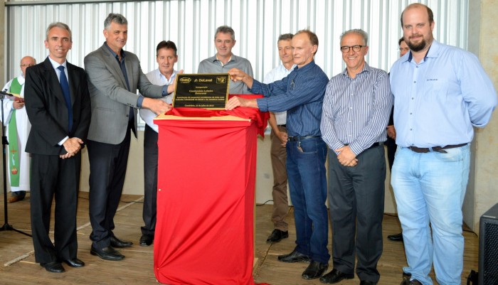 Candel�ria inaugura condom�nio produtor de leite