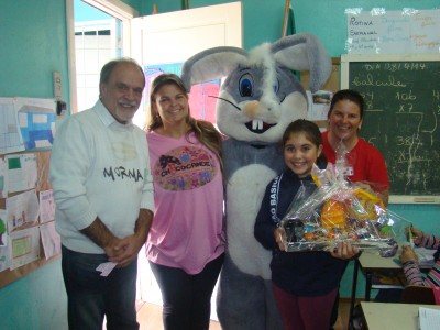 �Coelho� entrega ninhos de P�scoa nas escolas de Candel�ria