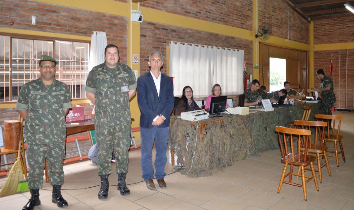 Candel�ria realiza exame de sele��o militar