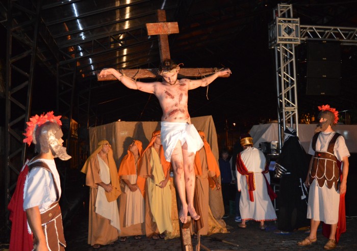 Rua Coberta possibilita encena��o da Paix�o e Morte de Cristo