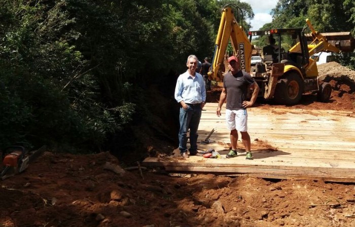 Nova ponte no Rinc�o da Lagoa