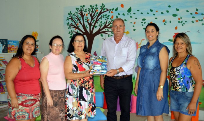 Biblioteca recebe livro de autor candelariense