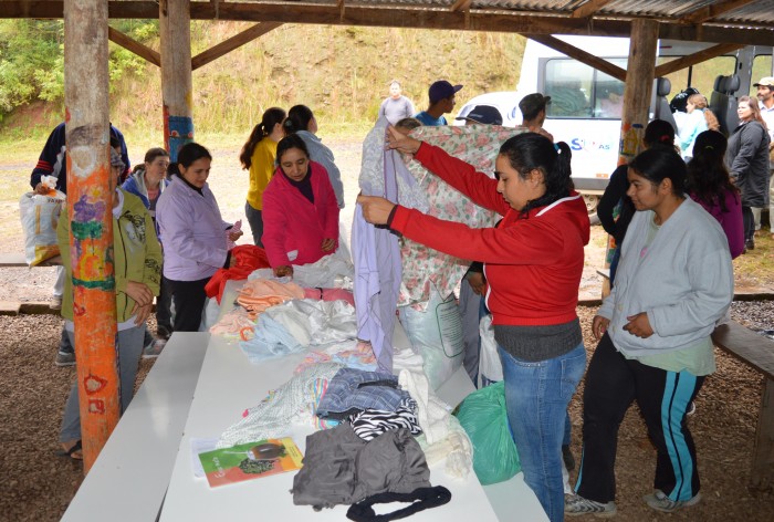 Caravana do Carinho distribui agasalhos no Cortadinho