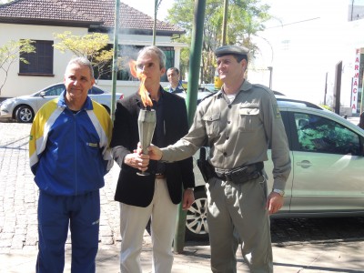 Prefeito Paulo Butzge recebe a Chama da P�tria