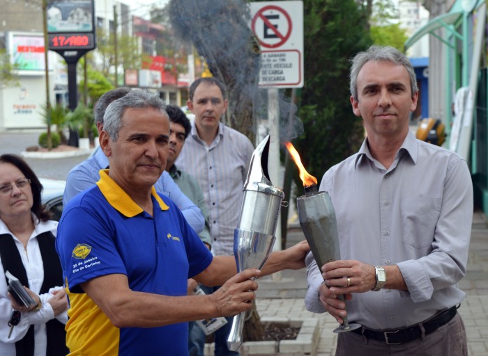 Paulo Butzge recebe o fogo simb�lico da P�tria