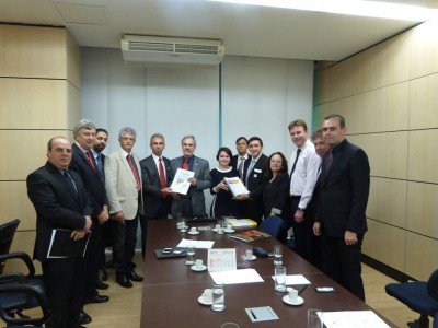 Comitiva Pr�-Universidade Federal de Candel�ria protocola assinaturas no MEC