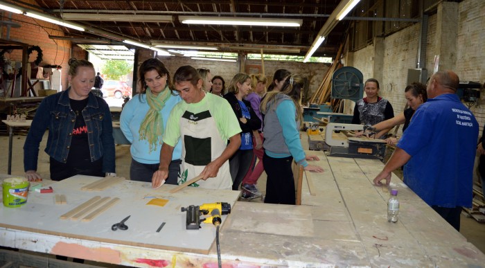 Gabinete da primeira dama promove oficina de marcenaria