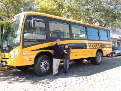 Prefeito recebe o primeiro �nibus do acordo do transporte do ensino m�dio