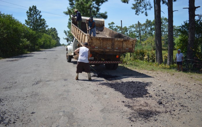 Linha do Rio e Estrada do Pinheiro at� o parque de Eventos recebe �tapa buracos�