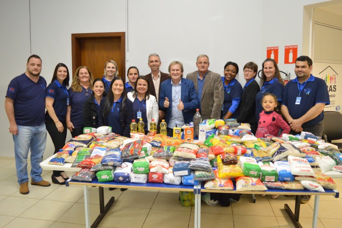 Palestra arrecada alimentos