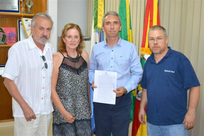 Prefeito recebe escritura para nova UBS da Marilene