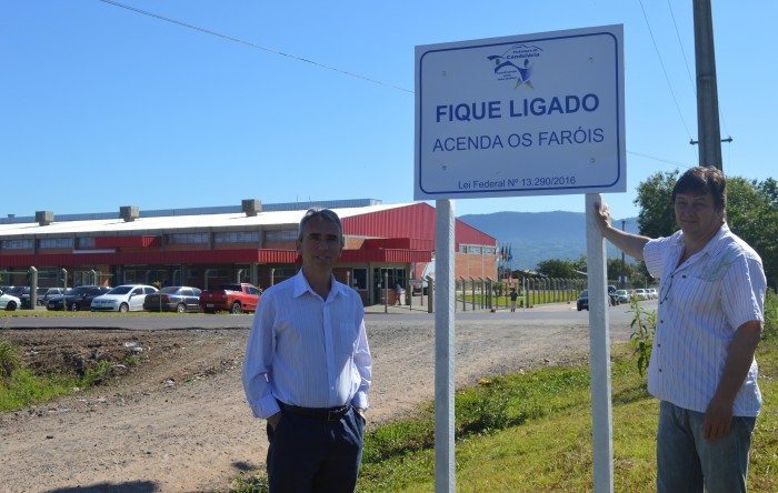 Placas avisam para acender os far�is em Candel�ria