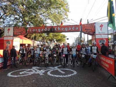 Candel�ria recebe ciclistas italianos