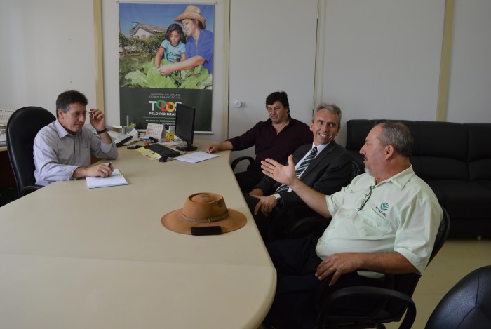 Prefeito traz benef�cios da Secretaria de Desenvolvimento Rural