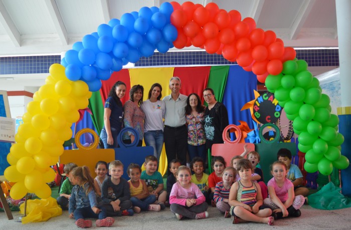 Creche Dona Teresa exp�e trabalhos