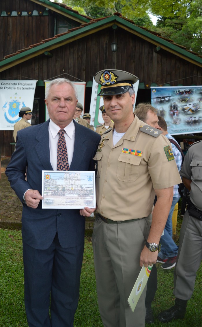 Prefeito em exerc�cio recebe homenagem da Bridada Militar