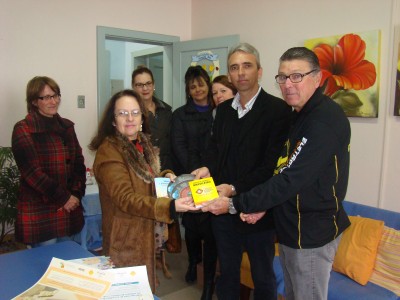 Prefeito entrega kits de educao no trnsito