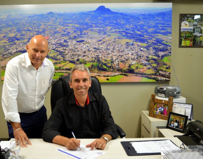 Butzge empossa novo secret�rio de  Industria, Com�rcio e Habita��o