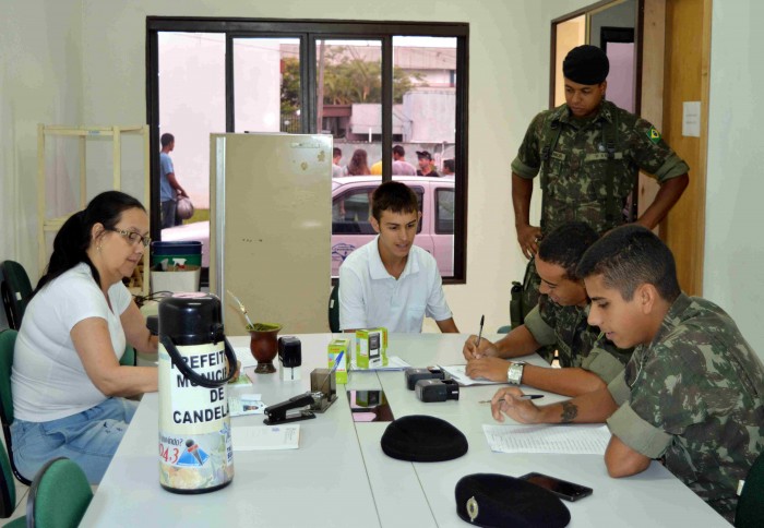 Jovens de Candel�ria ir�o servir a P�tria