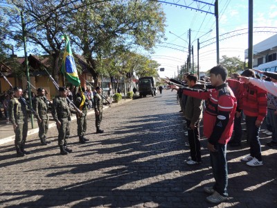 Jovens fazem juramento a Bandeira em Candel�ria