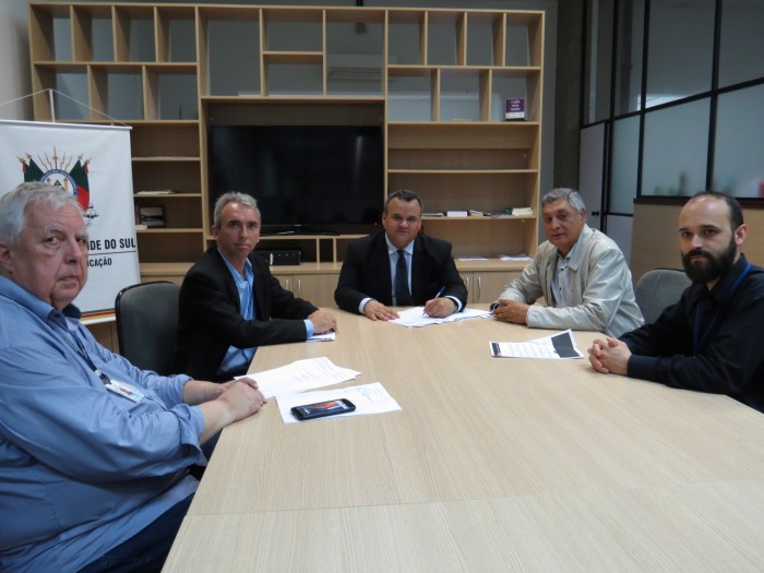 Prefeito assina contrato para creche em �rea no Lepage