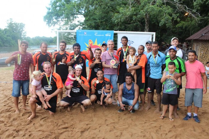 Bom p�blico acompanhou o futebol de areia na Prainha de Candel�ria