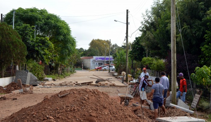 Ruas come�am a receber pavimenta��o em Candel�ria