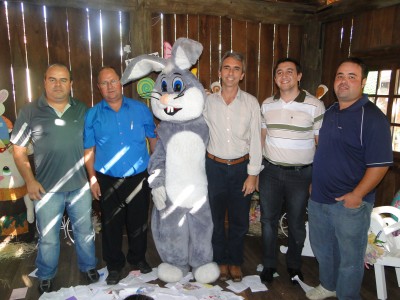 Coelho auxiliado pelo Prefeito Paulo Butzge sorteia ninhos de P�scoa