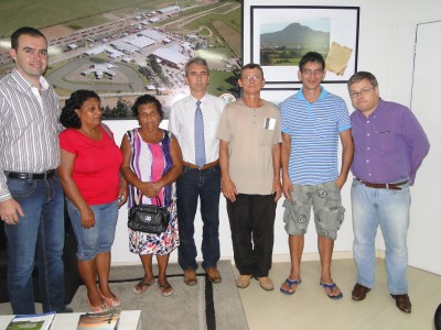 Mais duas fam�lias recebem escritura das m�os do Prefeito Paulo Butzge